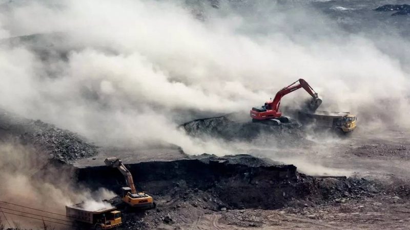 液压油更换时机主要依据以下几种情况：